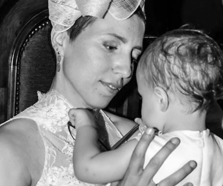 Συγκινητική ιστορία: 40χρονη μητέρα έφυγε απ’τη ζωή και άφησε 17 δώρα στην κόρη της, ένα για κάθε της γενέθλια μέχρι να ενηλικιωθεί