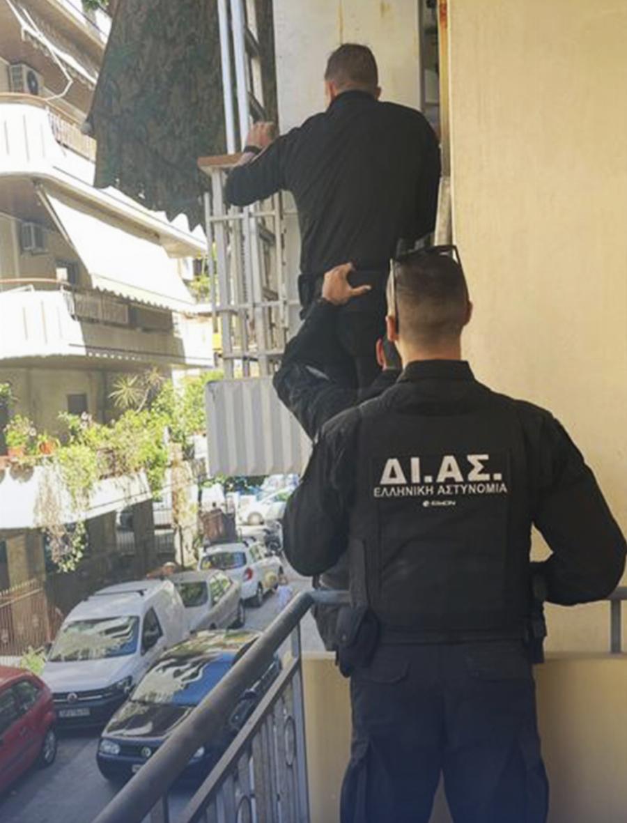 Καλλιθέα: Αστυνομικοί «ακροβάτες» έσωσαν γιαγιά στο μπαλκόνι – Η ανάρτηση της ΕΛ.ΑΣ.