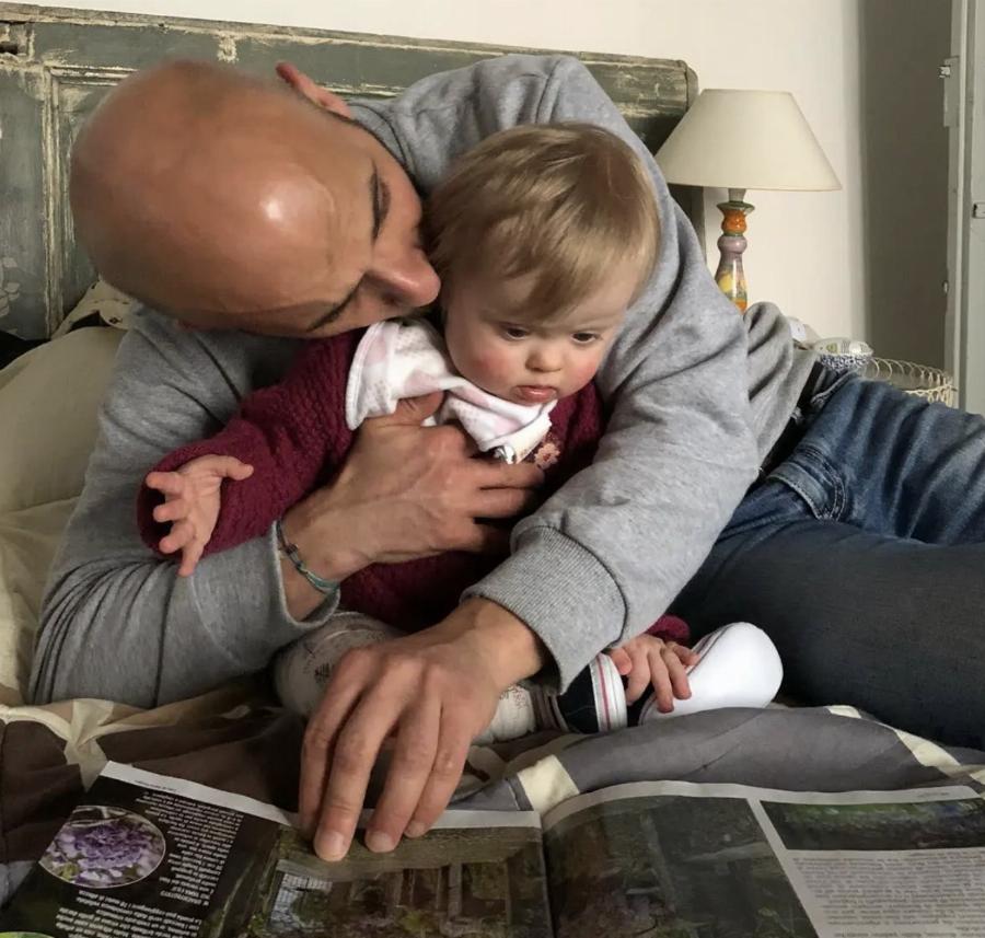 Υιοθεσία παιδιού με σύνδρομο Down: Ανύπαντρος πατέρας υιοθετεί 2χρονο παιδί με σύνδρομο Down που είχαν απορρίψει 20 οικογένειες