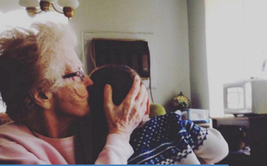 «Σήμερα έχω ένα ποτήρι νερό από αυτό το παιδί»: Η κυρία Ελένη πήρε κρυφά το μωρό που πέταξε γιατρός στα σκουπίδια