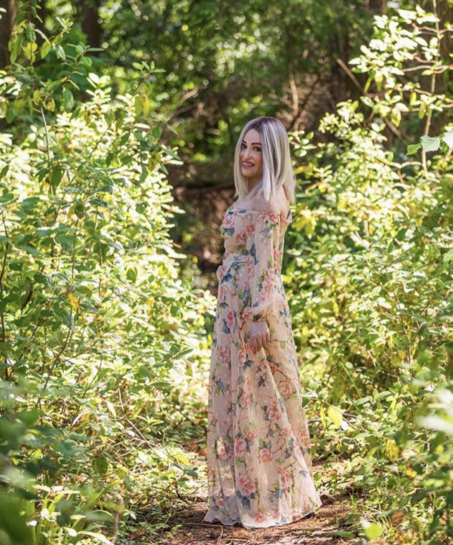 Ανέμελη ποστάρει φωτογραφίες με αέρινο φόρεμα στο δάσος η Ιωάννα Παλιοσπύρου