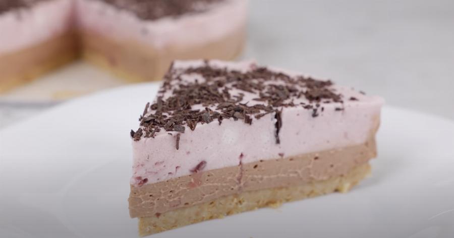 Απολαυστικό και δροσερό γλυκό ψυγείου με πραλίνα φουντουκιού και μπισκοτένια βάση – Έτοιμο πανεύκολα και γρήγορα