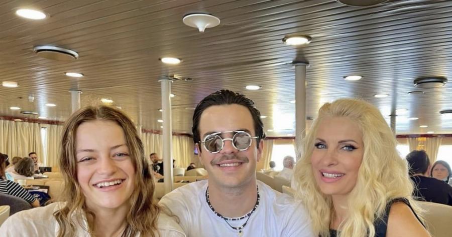 Η πόζα της Ελένης Μενεγάκη με το γιο της και τη Γαία Μερκούρη στο πλοίο και το σχόλιο της Νατάσας Θεοδωρίδου