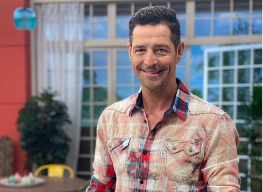 Απόστολος Ρουβάς: Το διαζύγιο των γονιών του, η σύγκριση με τον Σάκη, η απόφαση να φύγει από το νησί που γεννήθηκε και ο έρωτας στη ζωή του