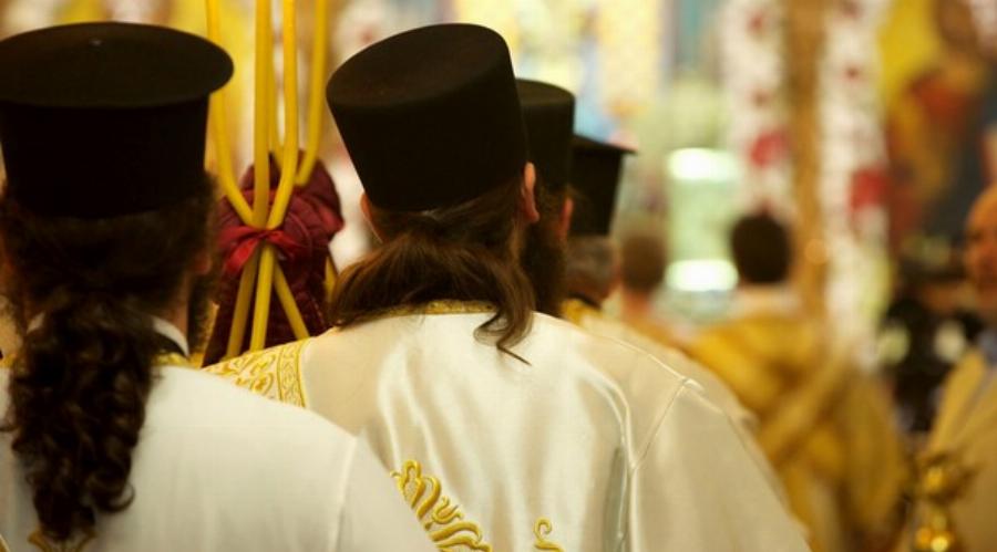 «Το είδαν τα παιδιά μου»: Νομικά κινείται ιερέας της Λάρισας για το φιλί Ρόκκου – Γεωργίου στο X-Factor