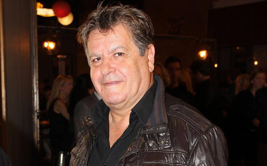 Γιάννης Καπετάνιος: Εκείνος 63, εκείνη 39 – Τρισευτυχισμένος κοντά στην κούκλα μελαχρινή θαυμάστριά του