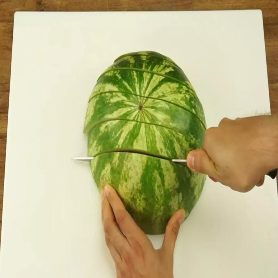 Καρπούζι: Έχει λίγες θερμίδες, είναι πλούσιο σε βιταμίνες, βοηθά στην απώλεια βάρους, δρα κατά της γήρανσης και προστατεύει από διάφορους τύπους καρκίνου