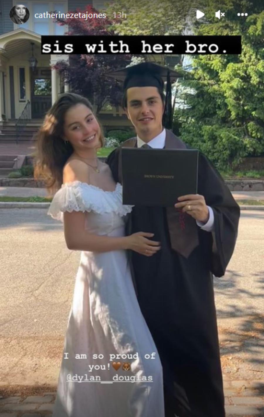 Περήφανοι γονείς στην αποφοίτηση του γιου τους η Κάθριν Ζέτα Τζόουνς και ο Μάικλ Ντάγκλας