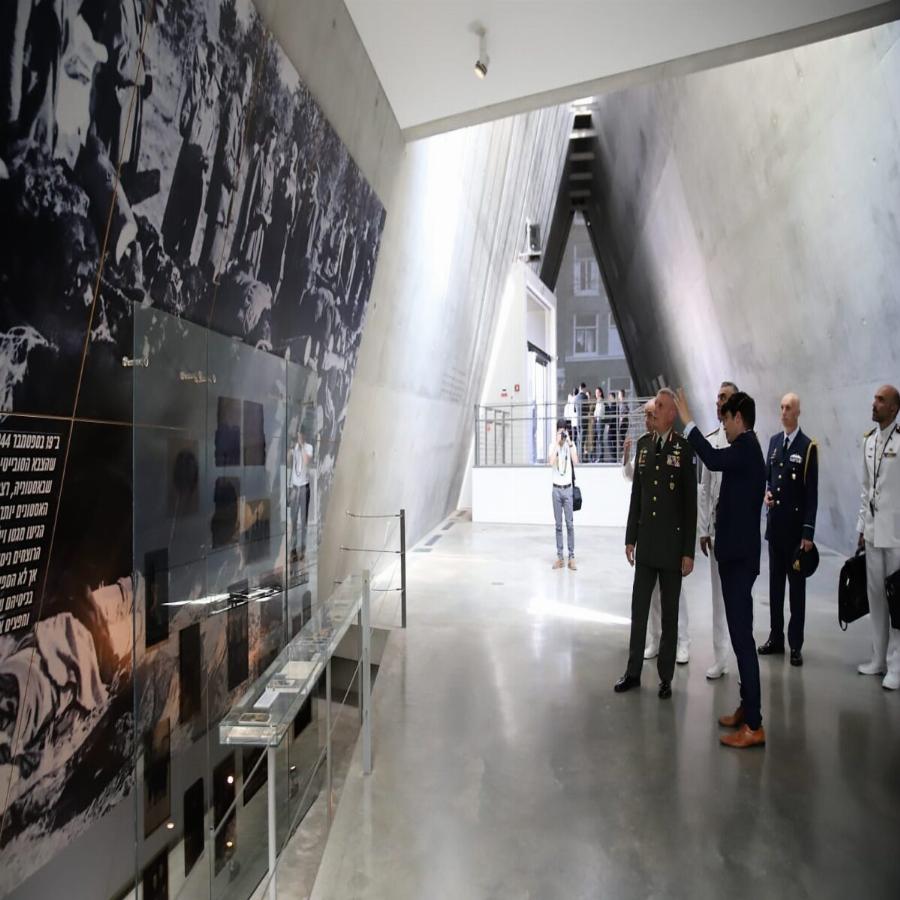 Ιερουσαλήμ: Ο Αρχηγός ΓΕΕΘΑ προσκυνά τον τάφο του Ιησού