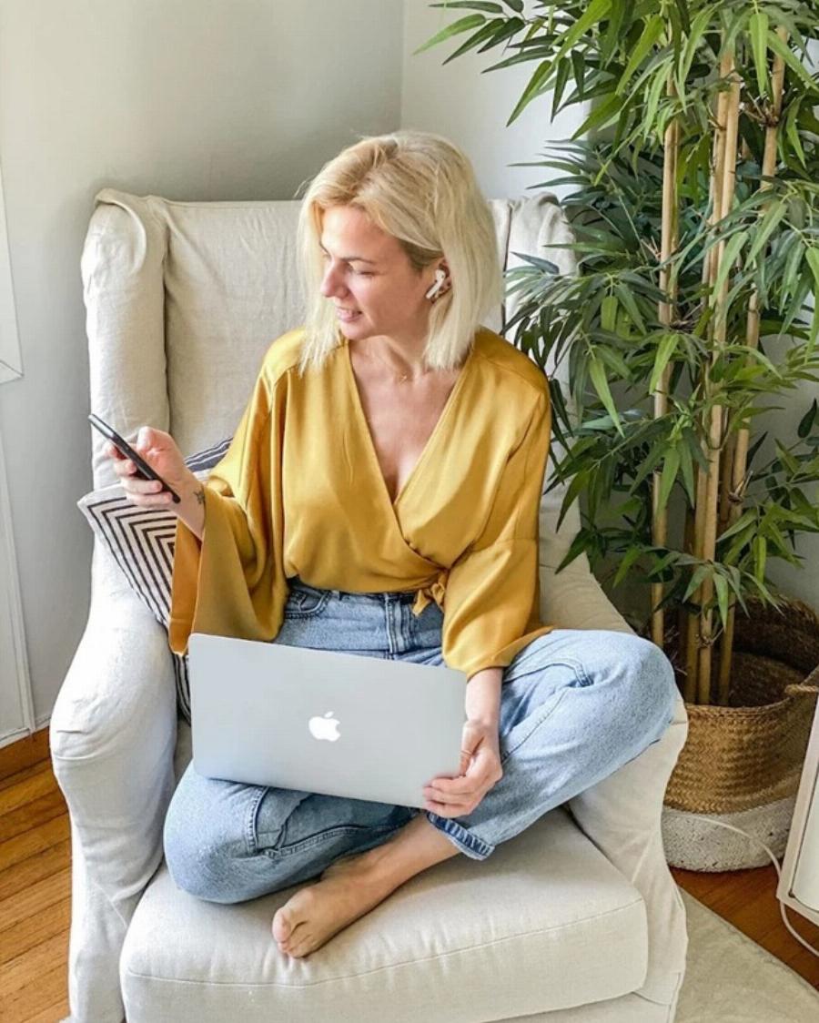 Τζώνη Καλημέρης: Η σχέση με την Χριστίνα Κοντοβά, το σπίτι με θέα την Ακρόπολη, η υιοθεσία από την Ουγκάντα και τα λάθη στην καριέρα