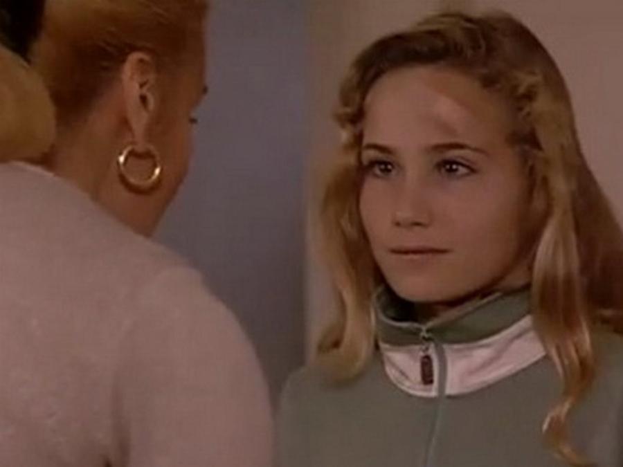 Στέλλα Γιαμπουρά: Ο ρόλος στα 14 της, η συμμετοχή τα καλλιστεία, η εκπομπή με τον Αυτιά, ο ρόλος της μητέρας και το κορμί λαμπάδα