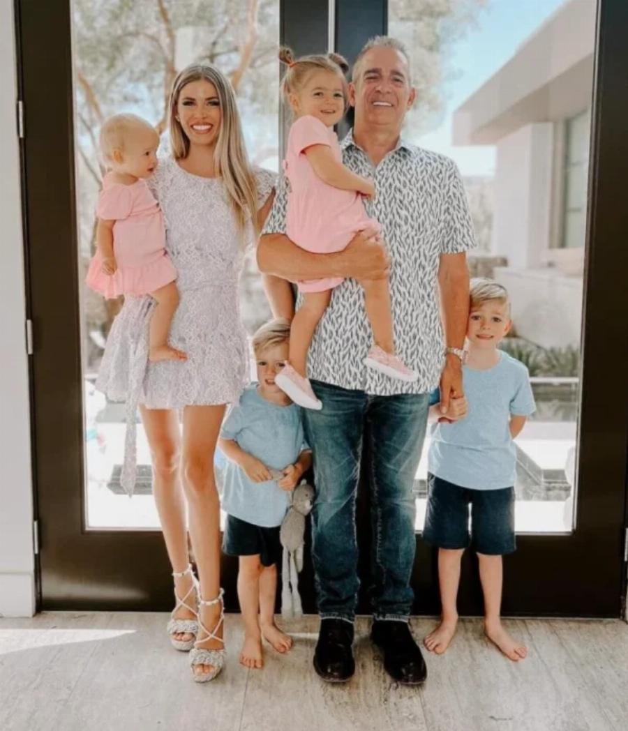 «Μπορεί να περνούν τον σύζυγό μου για παππού μου, αλλά είναι ο έρωτας της ζωής μου»