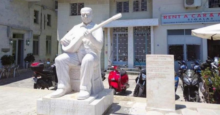 Τοποθετήθηκε το άγαλμα του Μάρκου Βαμβακάρη στο λιμάνι της Ερμούπολης Σύρου