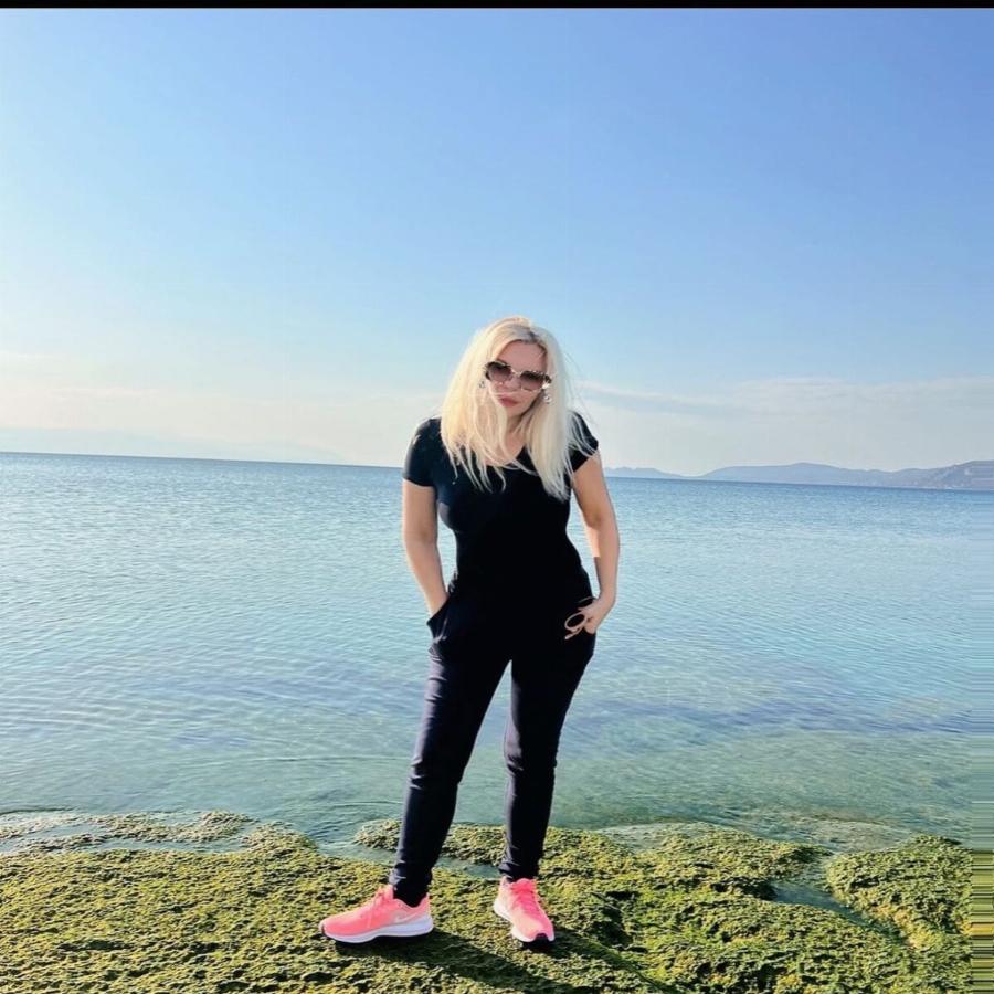 Αννίτα Πάνια: Εντυπωσιάζει με το κορμί της στα 52 της χρόνια θυμίζοντας μοντέλο