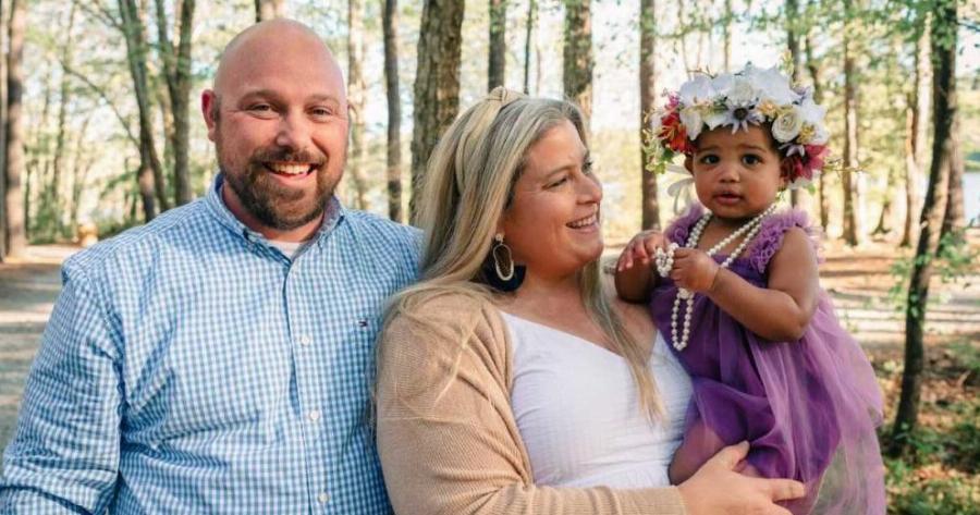 Υιοθεσία: Ζευγάρι υιοθέτησε ετοιμοθάνατο κοριτσάκι και του έσωσε τη ζωή