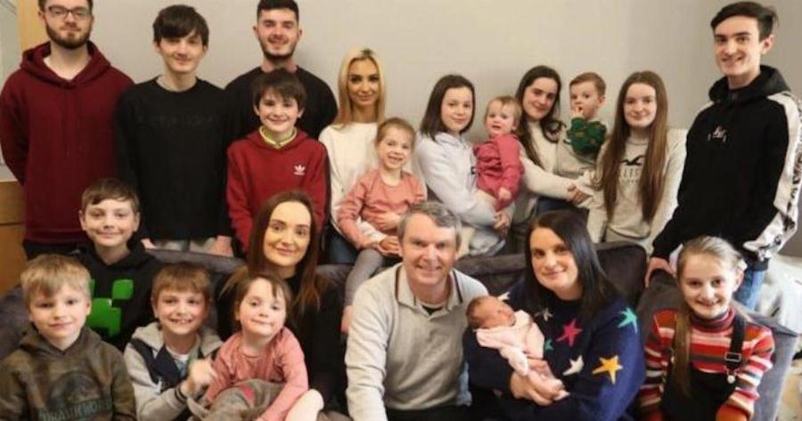 «Η πολυτέλεια μας είναι τα παιδιά μας. Τα χρήματα δεν μπορούν να αγοράσουν αυτό που έχουμε», εξομολογείται μητέρα με 22 παιδιά