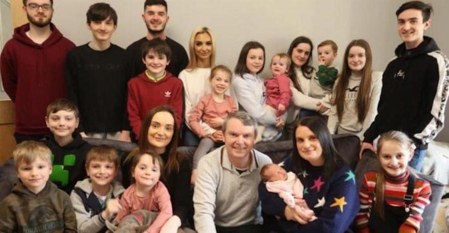 «Η πολυτέλεια μας είναι τα παιδιά μας. Τα χρήματα δεν μπορούν να αγοράσουν αυτό που έχουμε», εξομολογείται μητέρα με 22 παιδιά