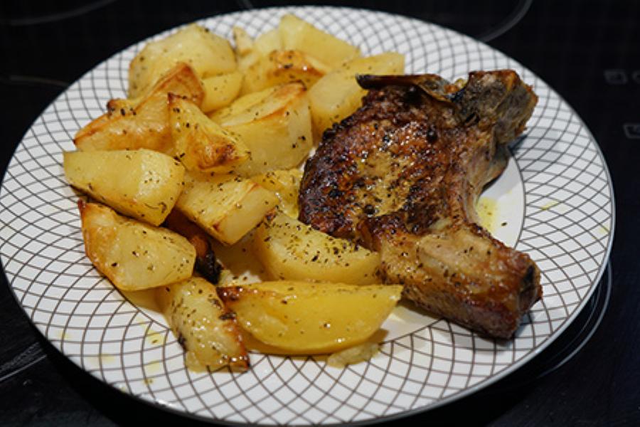 Λεμονάτες μπριζόλες του Άκη: Το μυστικό για να γίνουν μαλακές σαν λουκούμι στον φούρνο