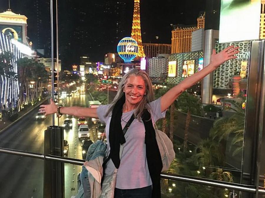 Γαλήνη Τσεβά: Η ιστορία με την Ελένη Δήμου, η στροφή στην καριέρα, η αλλαγή στην εμφάνισή και η γοητευτική παρουσία της