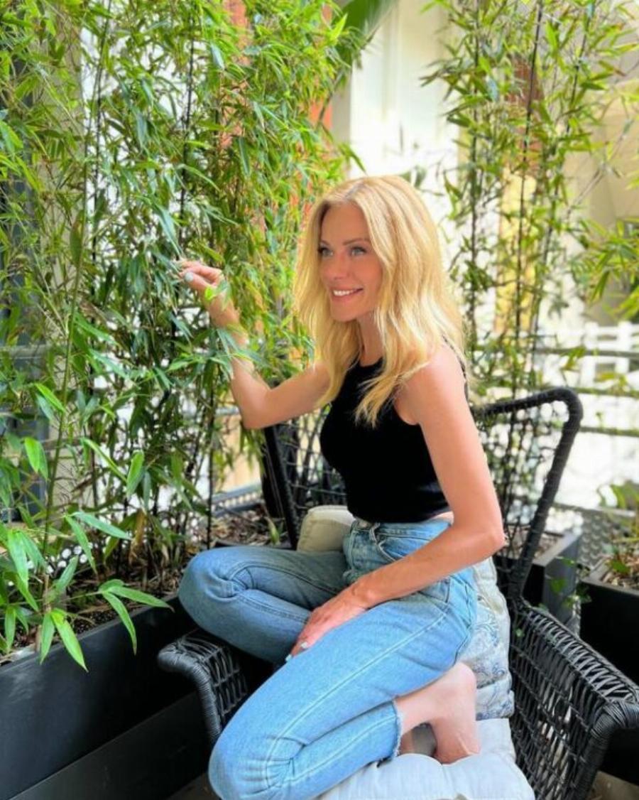 Η παραδεισένια καταπράσινη βεράντα: Η Ζέτα Μακρυπούλια δείχνει το αγαπημένο μέρος στο σπίτι της