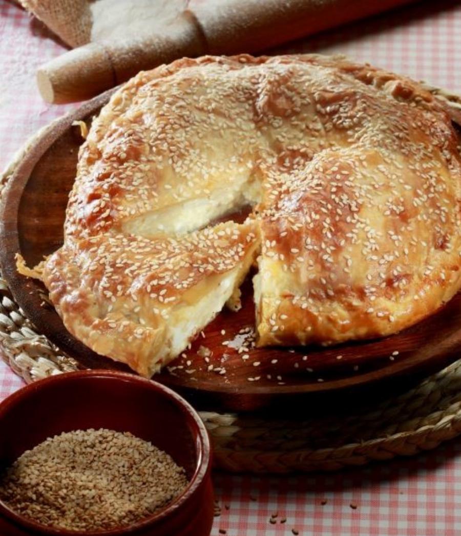 Μερακλίδικη τυρομπουγάτσα: Η πρωτότυπη συνταγή με λιαστή ντομάτα – Λαχταριστή και αφράτη