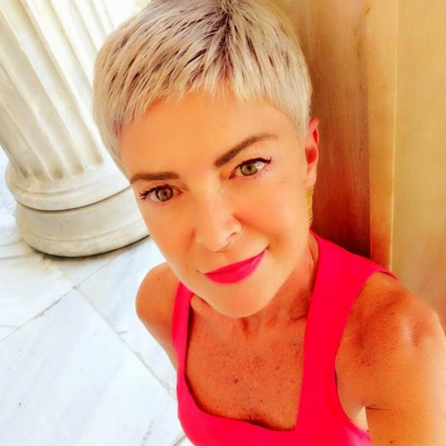 Πόπη Χατζηδημητρίου: Η μεγάλη επιτυχία, η εξαφάνιση από τα φώτα, η παρουσία 30 χρόνια μετά, η στιλάτη και σικ εμφάνιση στα 50