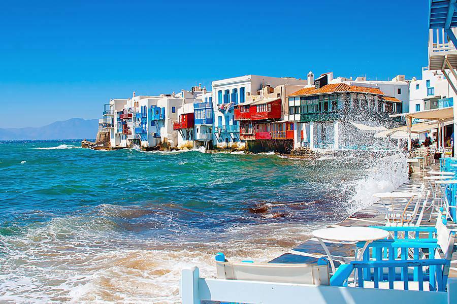 «Χρυσάφι» τα καλαμαράκια και το σουβλάκι και  στη Μύκονο – Οι τιμές που κυκλοφόρησαν και εξοργίζουν