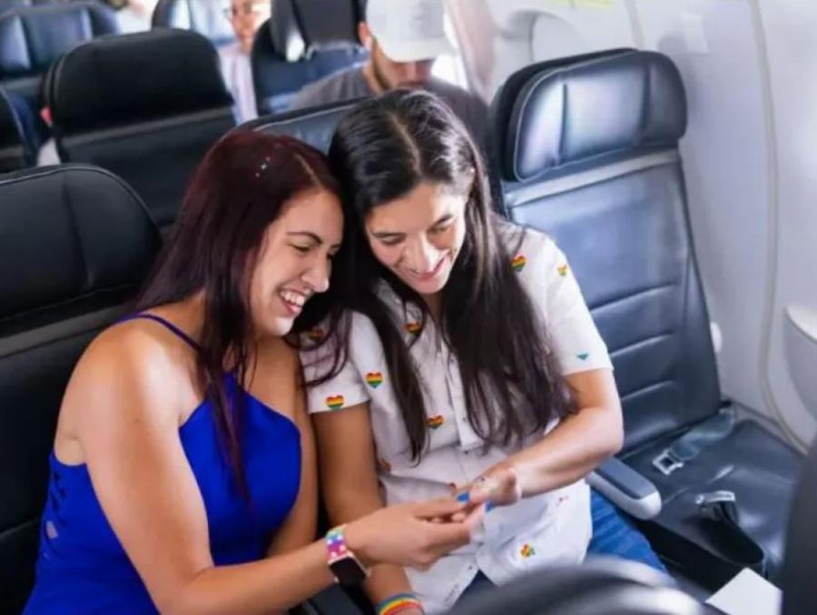 Χειροκροτούσε όλο το αεροπλάνο: Αεροσυνοδός έκανε «στον αέρα» πρόταση γάμου στην αγαπημένη της