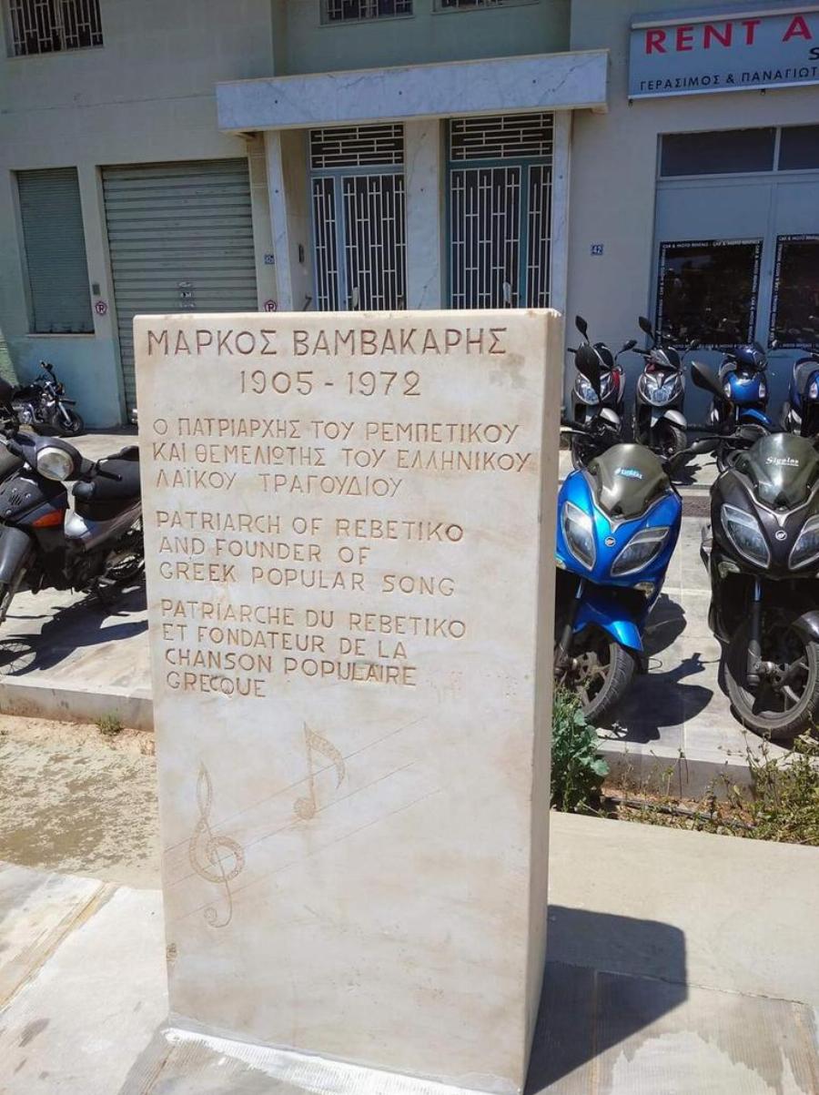 Τοποθετήθηκε το άγαλμα του Μάρκου Βαμβακάρη στο λιμάνι της Ερμούπολης Σύρου