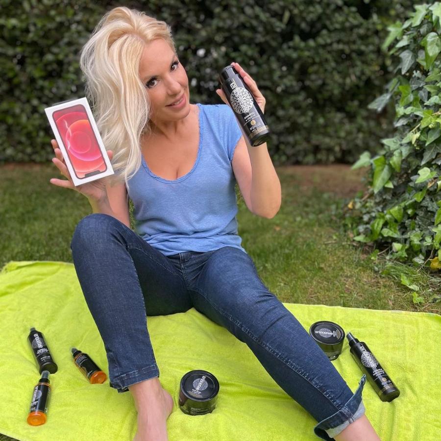 Αννίτα Πάνια: Εντυπωσιάζει με το κορμί της στα 52 της χρόνια θυμίζοντας μοντέλο