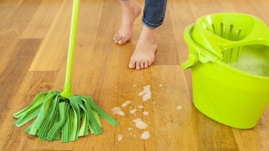 Το παλιό κόλπο της γιαγιάς: Τι να κανείς αν μυρίζει άσχημα η σφουγγαρίστρα, χρησιμοποιώντας μόλις δυο υλικά