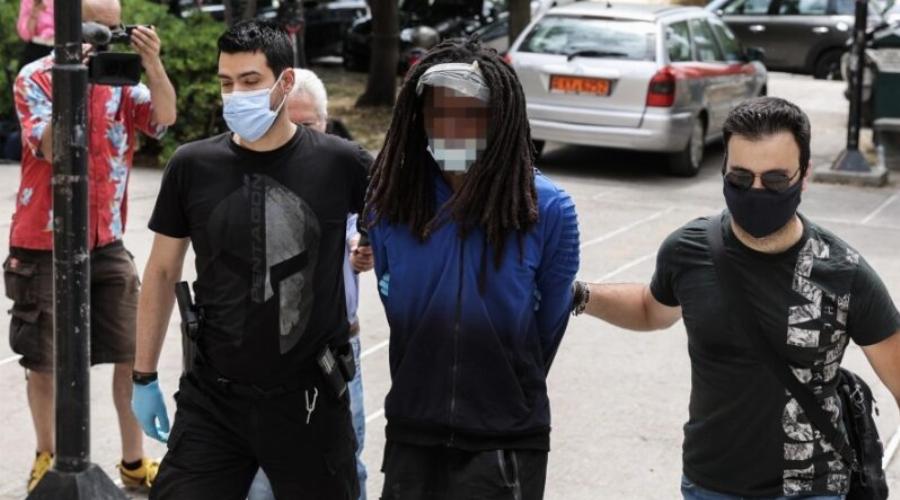 Στον εισαγγελέα ο Βρετανός που προσπάθησε να βάλει φωτιά στην Μαλακάσα με κεριά