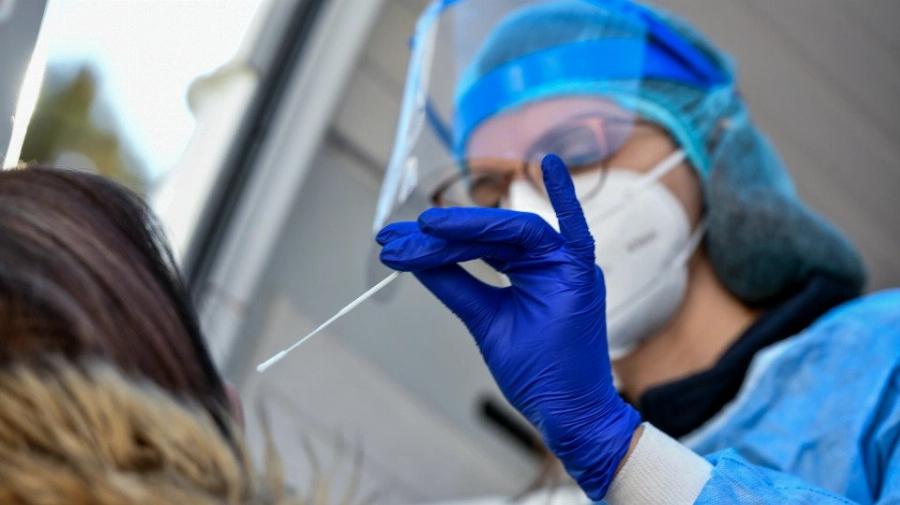 Ξεπερνάμε τις 10.000: Tα 2 μέτρα που θα επιστρέψουν άμεσα αν αυξηθούν κι άλλο τα κρούσματα στη χώρα μας