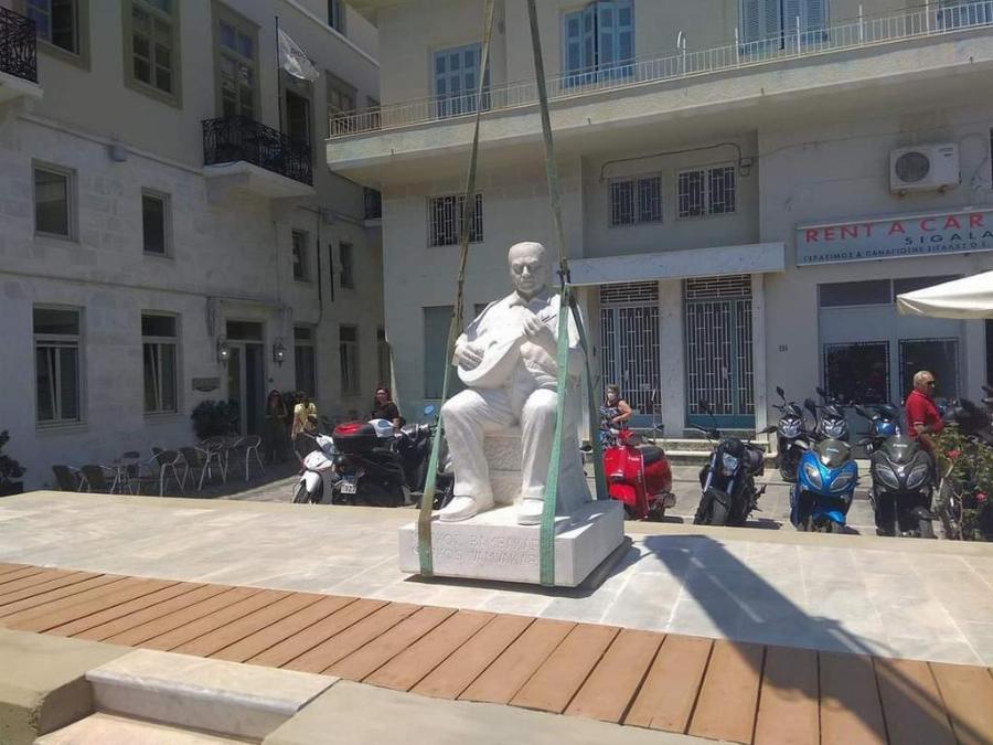 Τοποθετήθηκε το άγαλμα του Μάρκου Βαμβακάρη στο λιμάνι της Ερμούπολης Σύρου