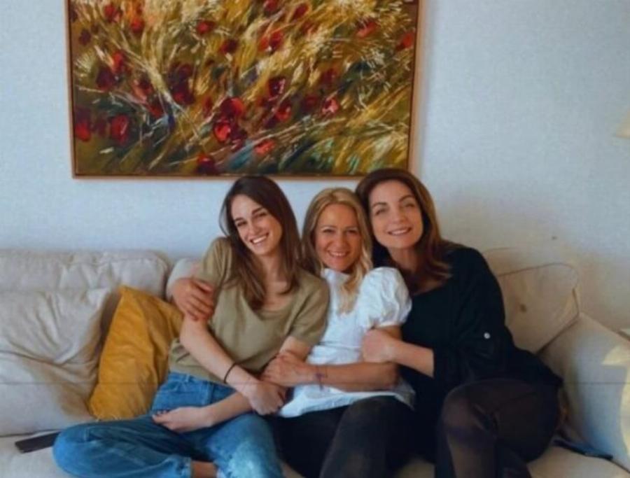 Άντζελα Γκερέκου: Με φωτογραφίες του Τόλη, λουλούδια και αντίκες, είναι διακοσμημένο το σπίτι της – Η κλασσική κατοικία στο Πανόραμα Βούλα