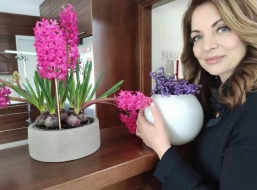 Άντζελα Γκερέκου: Με φωτογραφίες του Τόλη, λουλούδια και αντίκες, είναι διακοσμημένο το σπίτι της – Η κλασσική κατοικία στο Πανόραμα Βούλα