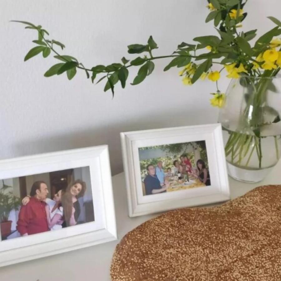 Άντζελα Γκερέκου: Με φωτογραφίες του Τόλη, λουλούδια και αντίκες, είναι διακοσμημένο το σπίτι της – Η κλασσική κατοικία στο Πανόραμα Βούλα