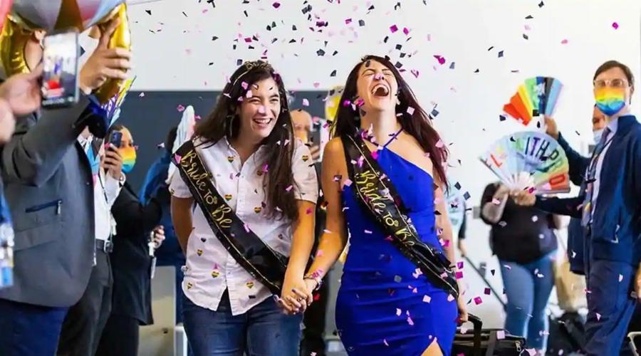 Χειροκροτούσε όλο το αεροπλάνο: Αεροσυνοδός έκανε «στον αέρα» πρόταση γάμου στην αγαπημένη της