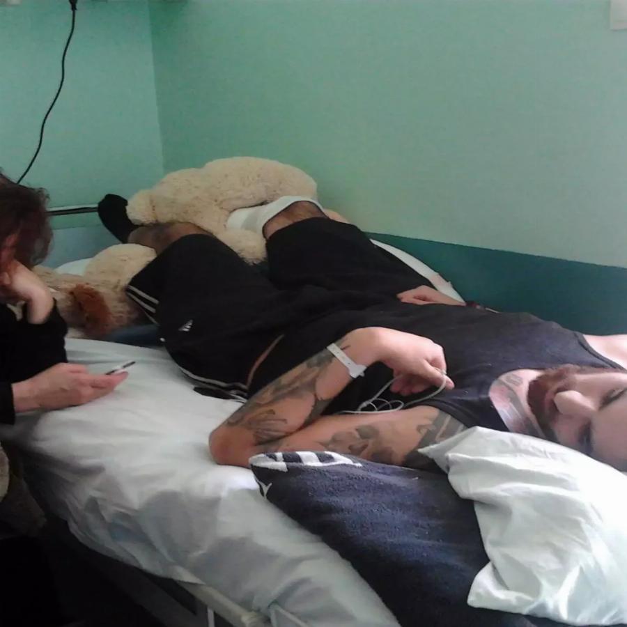 Η ανάρτηση του Ετεοκλή Παύλου για τη μητέρα του που συγκλονίζει: Φωτογραφίες από την περίοδο που ήταν στο νοσοκομείο