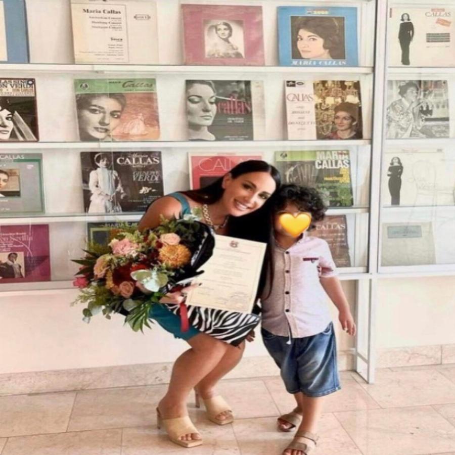 Μαλού: Πήρε το πτυχίο της στη φιλολογία η τραγουδίστρια – Φωτογραφίες από την ορκωμοσία της