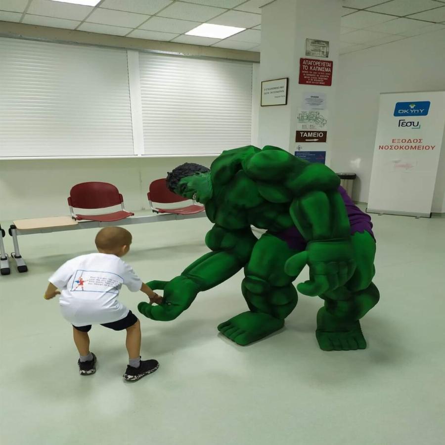 Νικητής ο μικρός Ηρακλής: Κέρδισε την μάχη με τον καρκίνο και χτύπησε το καμπανάκι του θριάμβου