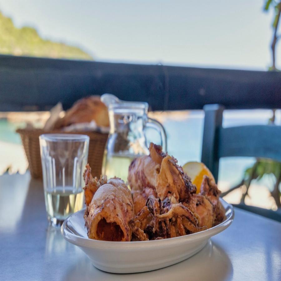 «Χρυσάφι» τα καλαμαράκια και το σουβλάκι και  στη Μύκονο – Οι τιμές που κυκλοφόρησαν και εξοργίζουν