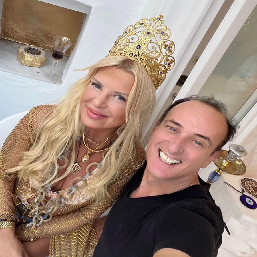 Πιο λαμπερή από ποτέ: Η Μαρίνα Πατούλη στα 54 της με μαγιό και σώμα λαμπάδα στη θάλασσα