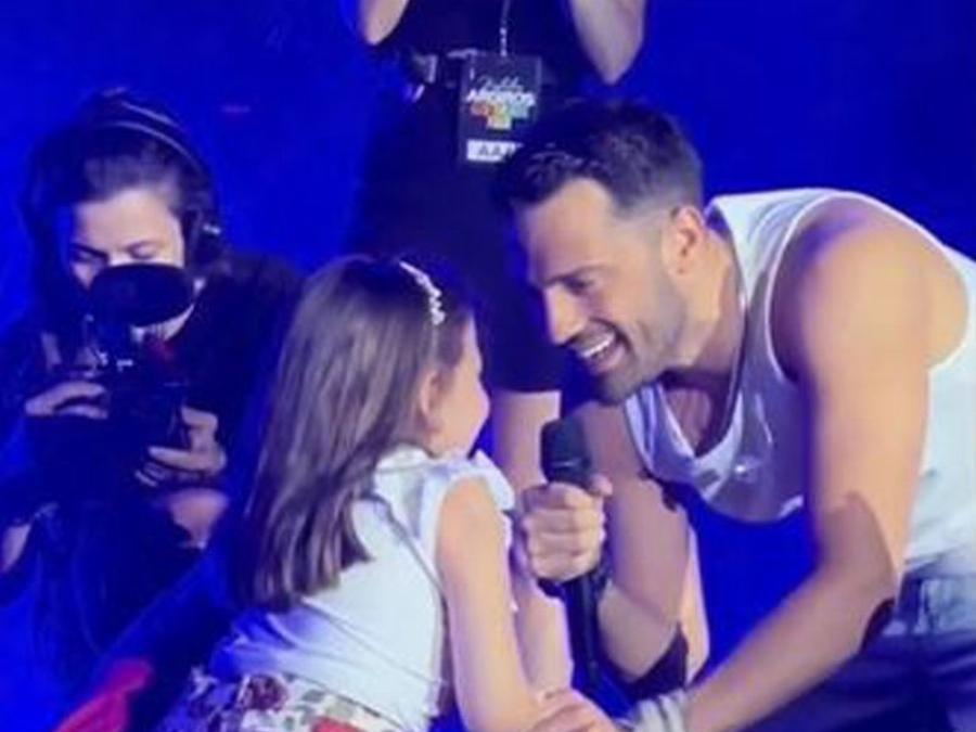 Απέδειξε γιατί είναι τεράστιος: Ο Κωνσταντίνος Άργυρος τραγουδά γονατιστός σε κοριτσάκι με κινητικά προβλήματα