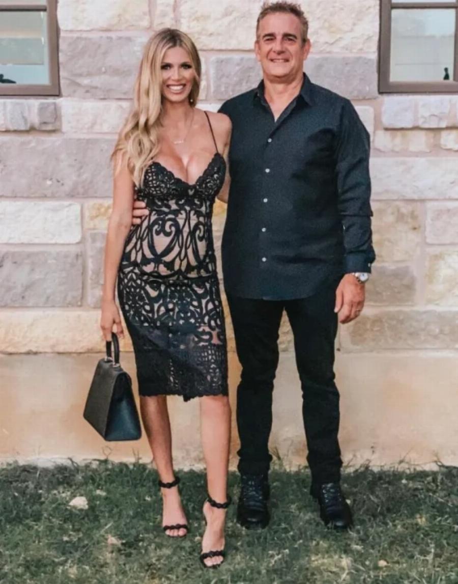 «Μπορεί να περνούν τον σύζυγό μου για παππού μου, αλλά είναι ο έρωτας της ζωής μου»