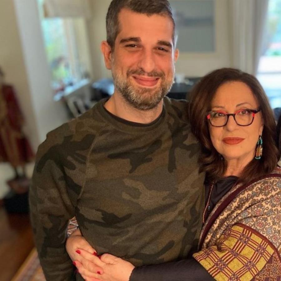 Χάρις Αλεξίου: Οι δυο γάμοι που έληξαν άδοξα, η υιοθεσία του πολυαγαπημένου της γιου και η άγνωστη καταγωγή της