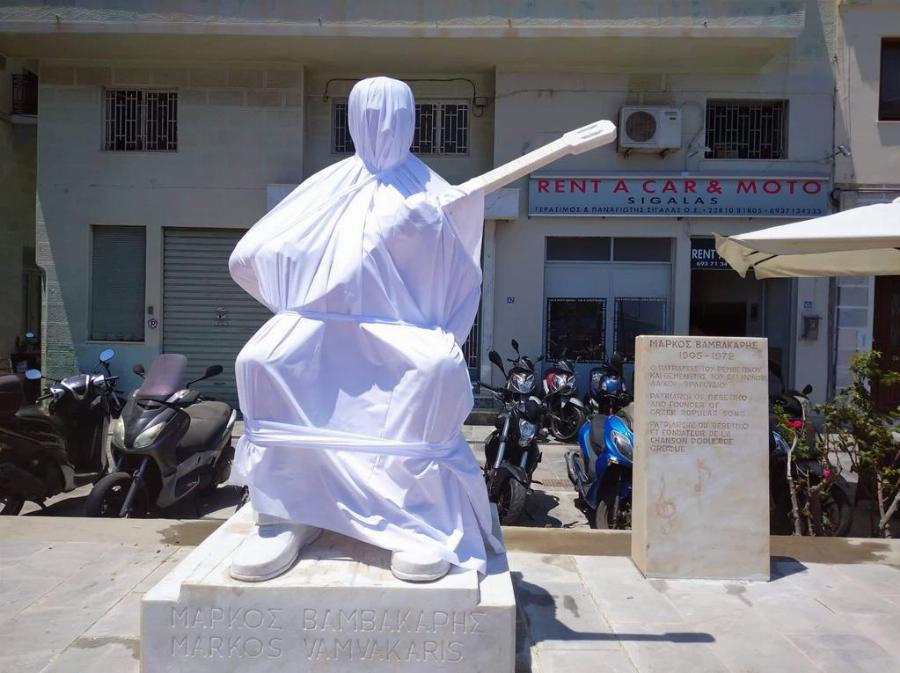 Τοποθετήθηκε το άγαλμα του Μάρκου Βαμβακάρη στο λιμάνι της Ερμούπολης Σύρου