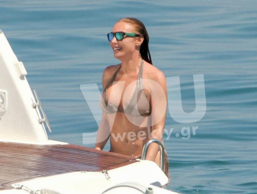 Σούσουρο με τις φωτογραφίες με μπικίνι πάνω στο σκάφος: Το σώμα της Στεφανίδου στα 52 χωρίς ρετούς
