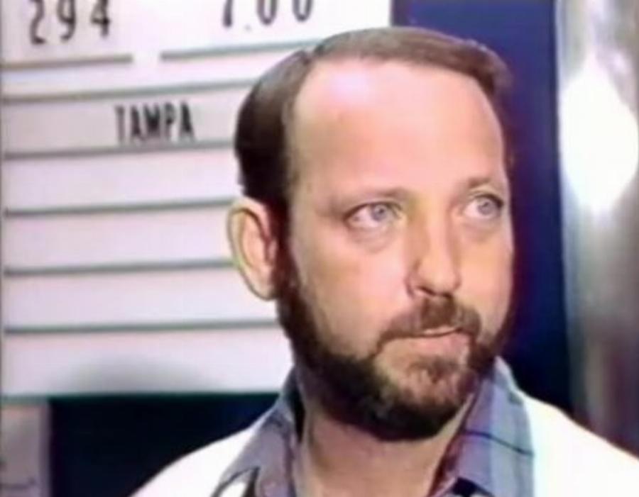 Πατέρας μεταμφιέστηκε και σκότωσε εν ψuχρώ το βιαστn του 11χρονου γιου του παίρνοντας εκδίκηση μπροστά στις κάμερες