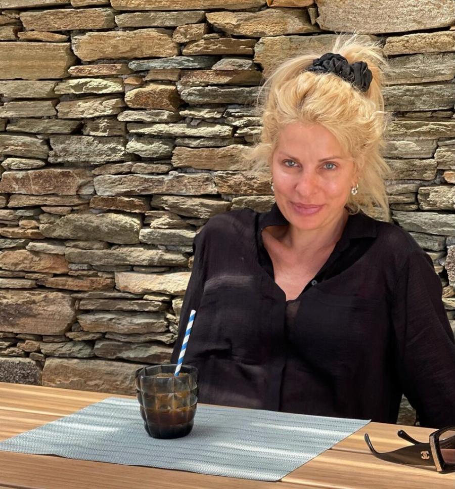 Ελένη Μενεγάκη: Μία κούκλα και πιο όμορφη από ποτέ, χωρίς μακιγιάζ στην παραμυθένια αυλή της βίλας της στην Άνδρο